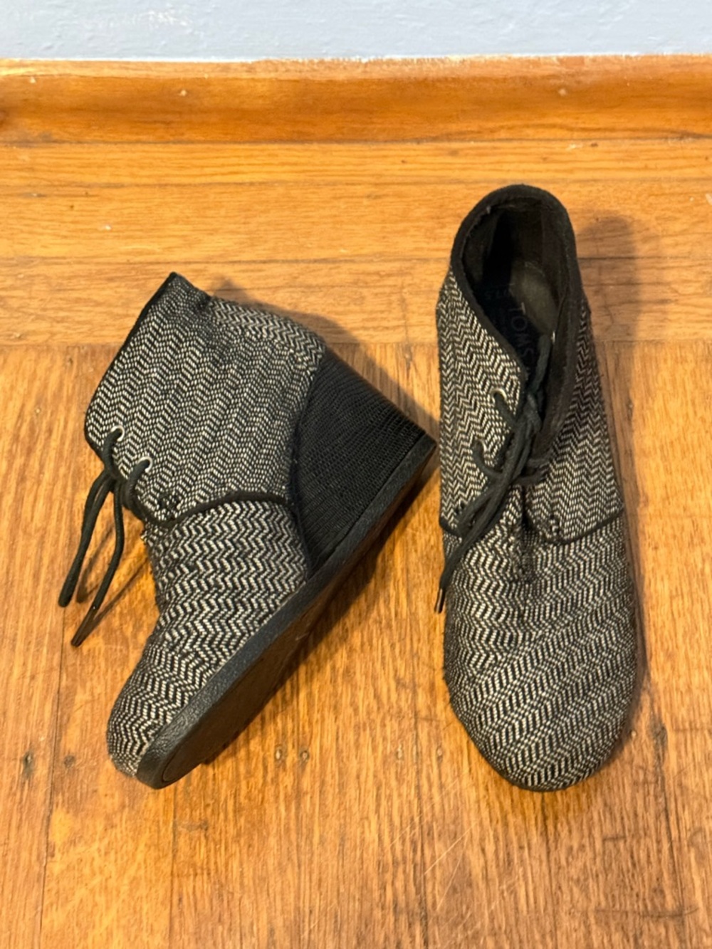 💅🏻 Toms Black and Gray Herringbone Lace-Up Boots 💅🏻 3 for $30 Bundle SALE!
